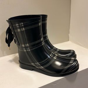 Crown & Ivey navy plaid short rain boots with bows in the back